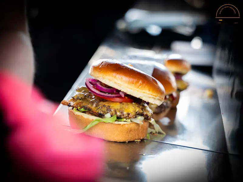 Burger auf der Theke im Le-Bistro-Truck beim Public Viewing in Linz