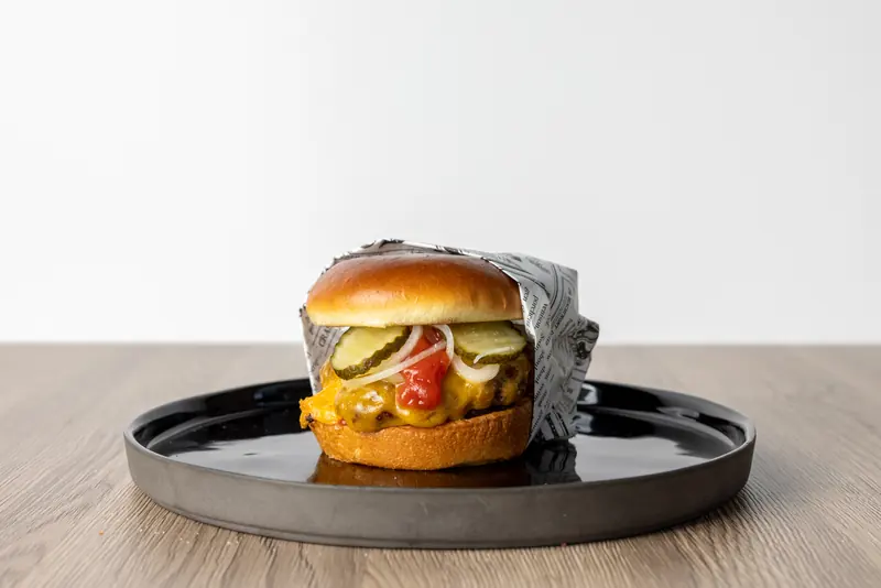 Danny’s Burger von Le Bistro Foodtruck mit Cheddar, Pickles und Zwiebeln