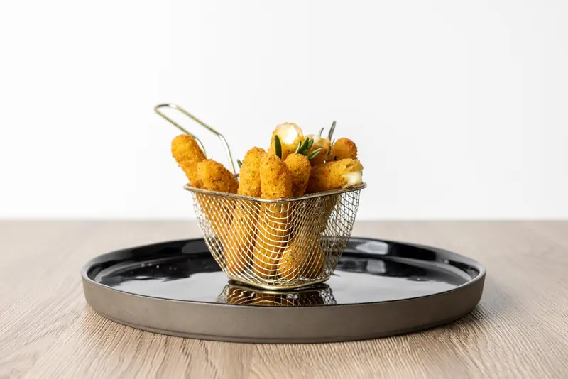 Mozzarella Sticks im Drahtkorb