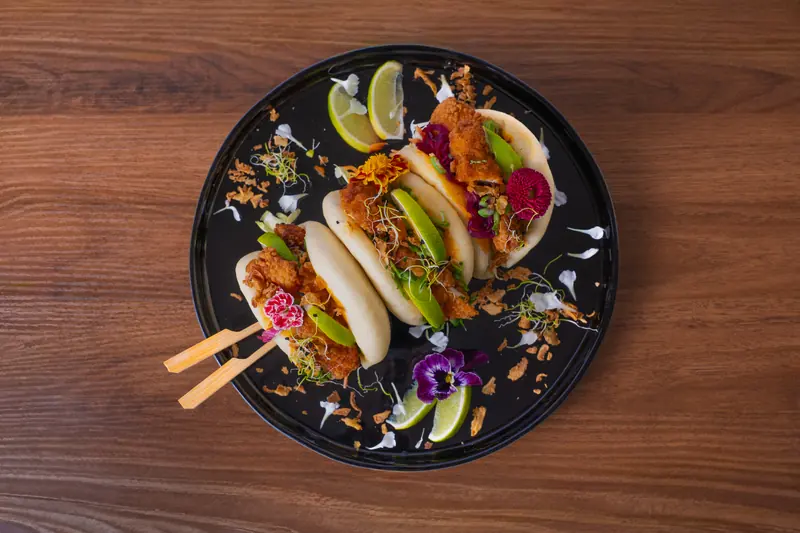 Hot Chick Bao Buns von Nazoki mit Limette und essbaren Blüten, von oben