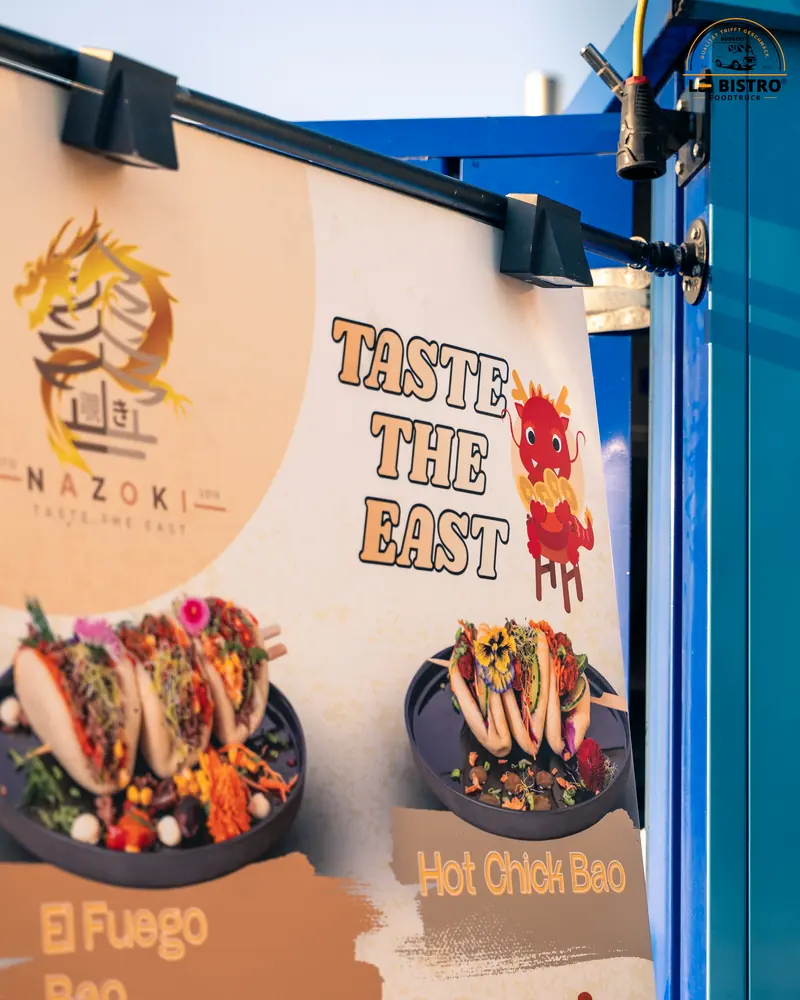 Nazoki-Banner „Taste the East“ mit Bao Buns am Foodtruck