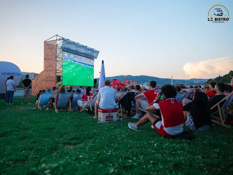Leinwand am Abend, Public Viewing Sandburg Linz