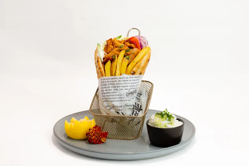Original Gyros von Tiligo: Pita mit Chicken, Pommes und Tzatziki im Drahtkorb